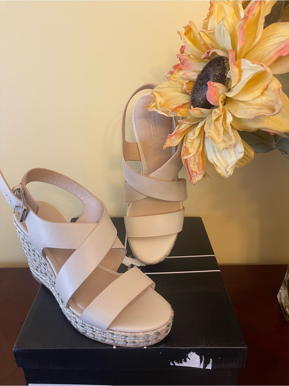 NWT Liverpool Women's Nude/Ecru Cross-Strap Espadrille Wedge Sandals